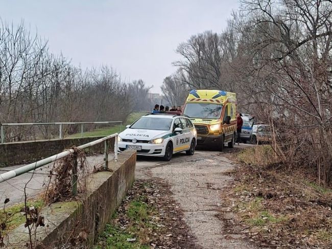 Policajti zachránili muža v blízkosti koľajníc 