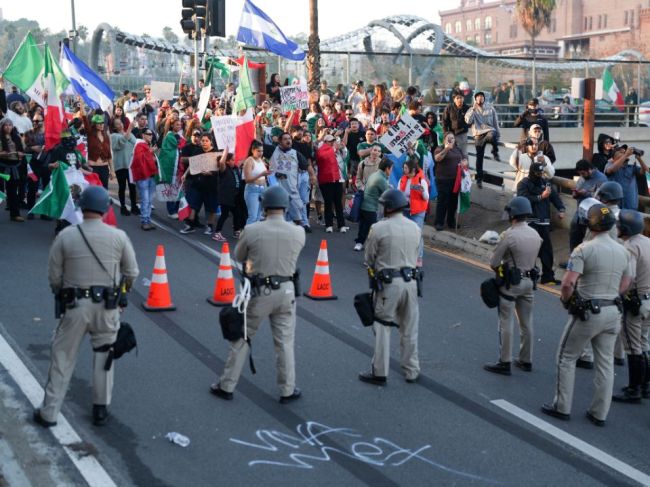 Tisíce Američanov protestovali voči deportáciám, v Los Angeles blokovali diaľnicu