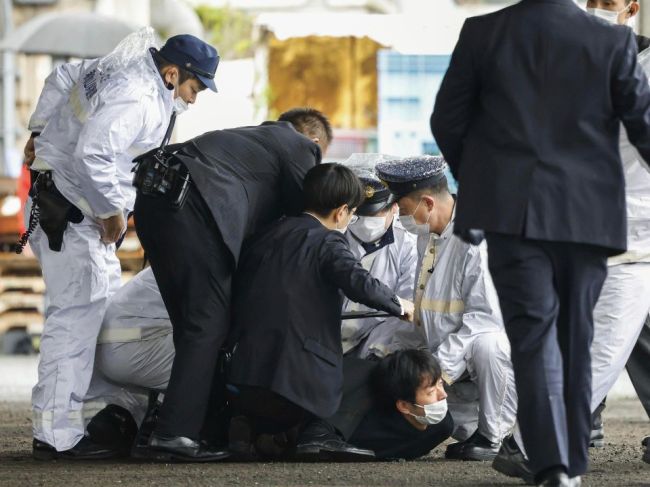 Japonsko: Muž, ktorý po premiérovi hodil rúrkovú bombu, poprel úmysel vraždiť