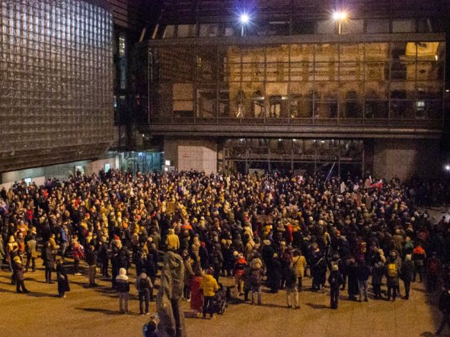 K protestom na Slovensku sa pridali aj Slováci v zahraničí, v Prahe sa zišli stovky ľudí