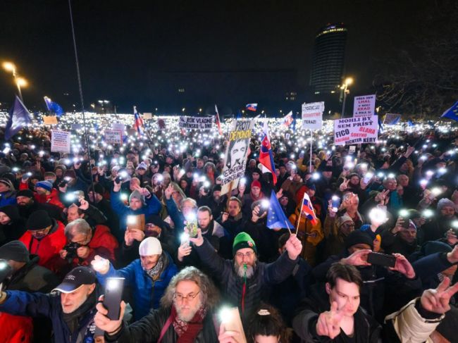 Verejné zhromaždenia po Slovensku mali pokojný priebeh