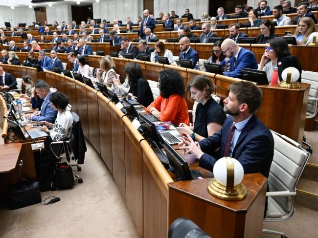 Viaceré politické strany dostali správy s vyhrážkami o bombovom útoku