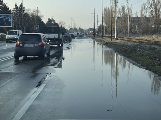 Na križovatke ulíc Račianska - Hečková došlo k zaplaveniu vozovky