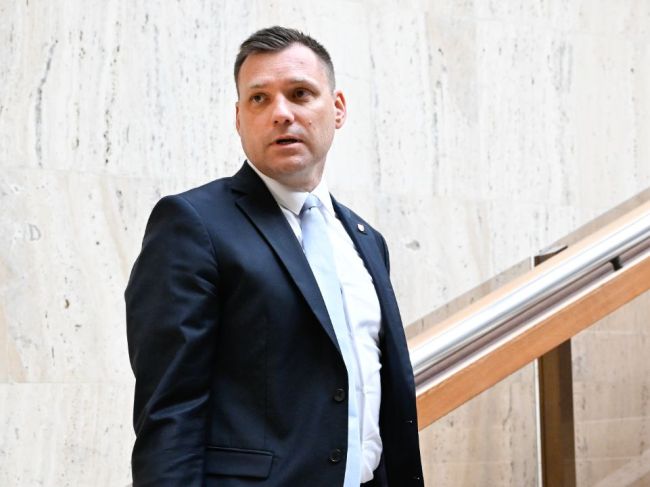 Tomáš Taraba podpísal zmluvu na podporu priemyslu s OFZ na 1,8 milióna eur