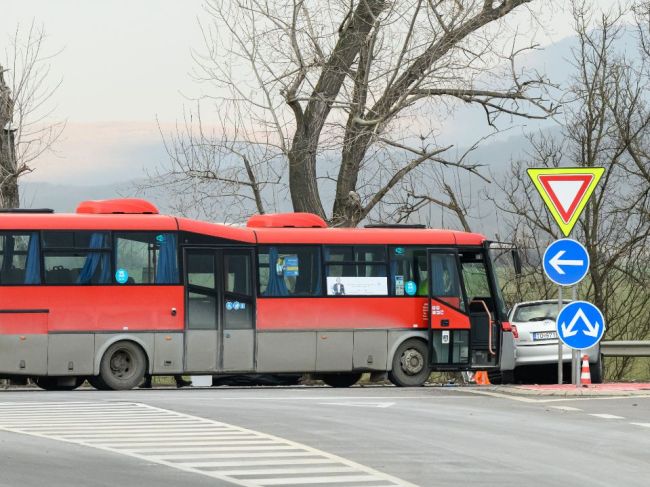 Autobus sa zrazil s autom, na miesto vyslali viaceré sanitky