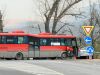 Autobus sa zrazil s autom, na miesto vyslali viaceré sanitky