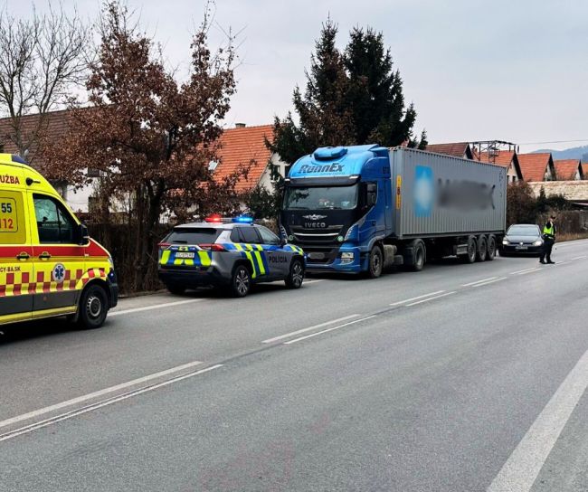 Žiarski policajti pomohli 54-ročnému kamionistovi so zdravotnými problémami