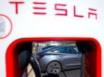 Ak Tesla postaví závod v Indii, bude to podľa Trumpa voči USA neférové