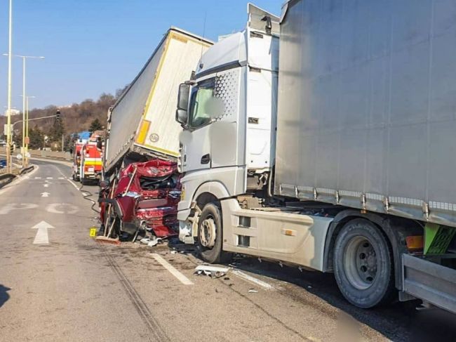 Hrozivá nehoda: Osobné auto zostalo zatlačené pod návesom kamióna