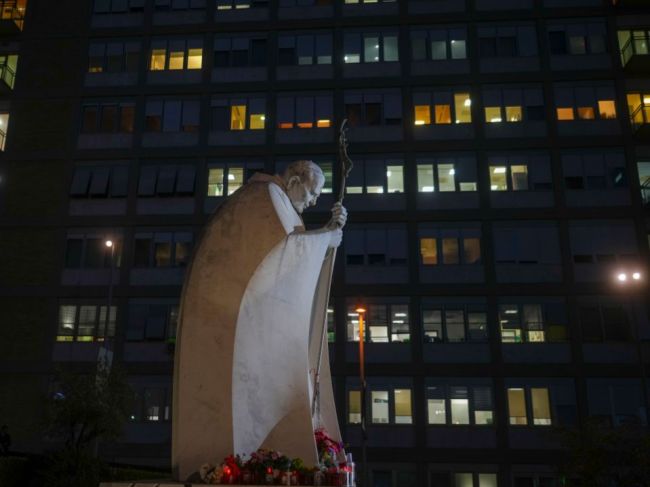 Vatikán zverejnil nové informácie o pápežovi: Jeho stav je stále vážny