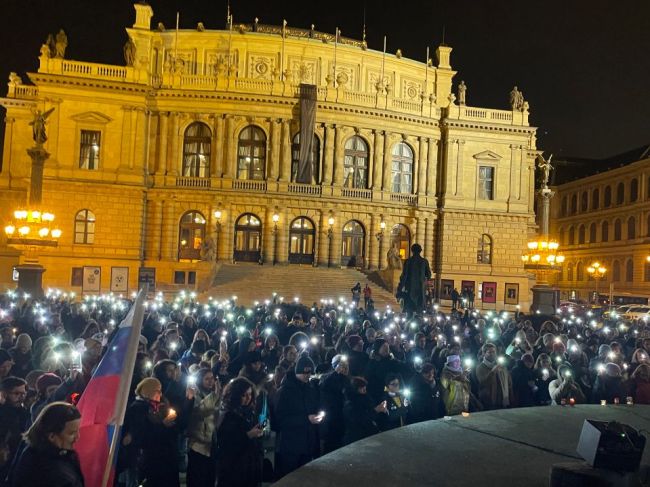 Kuciaka a Kušnírovú si pripomenuli aj v zahraničí, v Prahe sa zišli stovky ľudí