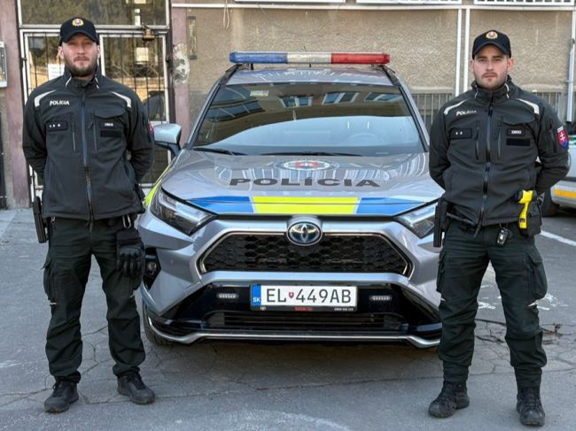 Senickí policajti pomohli manželskému páru, ktorý sa ocitol v núdzi