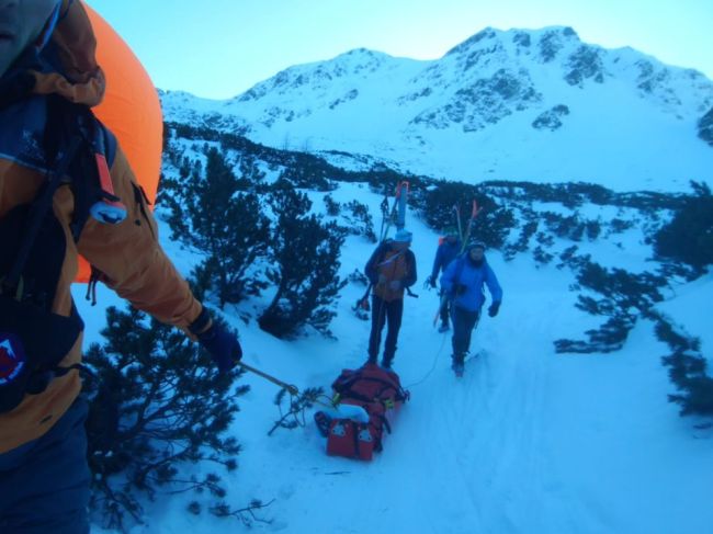 Skialpinista padol pri zostupe zo Salatína približne 200 metrov