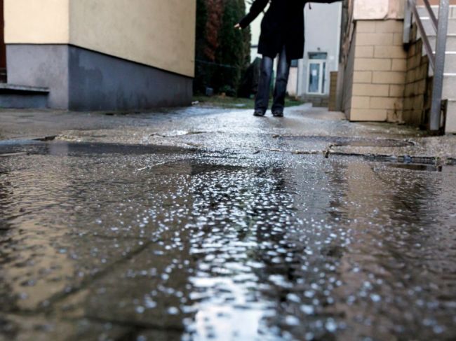 Slovensko trápi poľadovica, v týchto častiach platia výstrahy