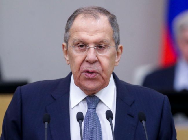 Lavrov: Zastavíme boje, až keď nám mierové riešenie bude vyhovovať