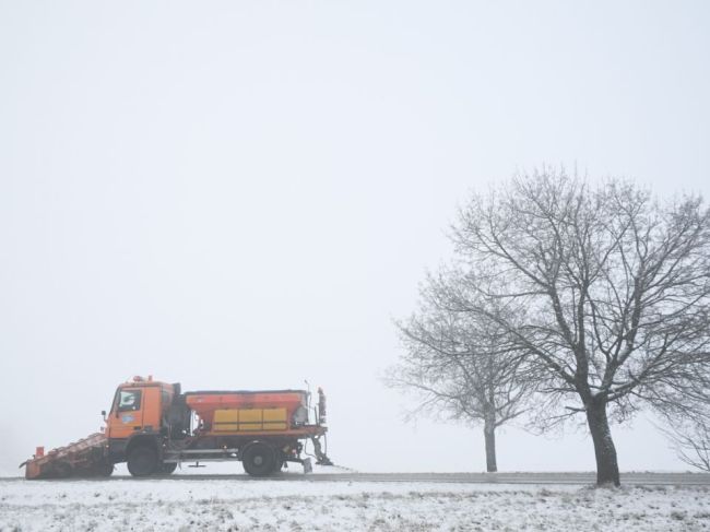 Cestári varujú pred hmlou a poľadovicou: Kritické sú tieto úseky