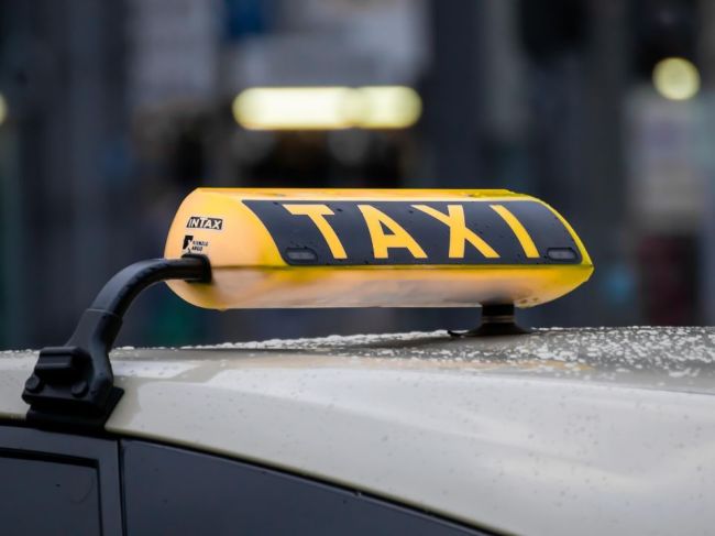 Desivá noc pre taxikára: V noci ho napadli tri ženy a následne muž s lopatou