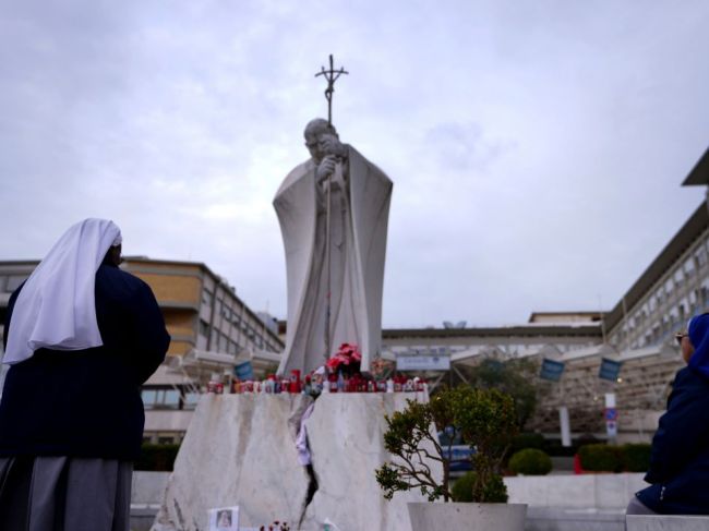 Pápežov stav sa zlepšuje, potvrdil Vatikán