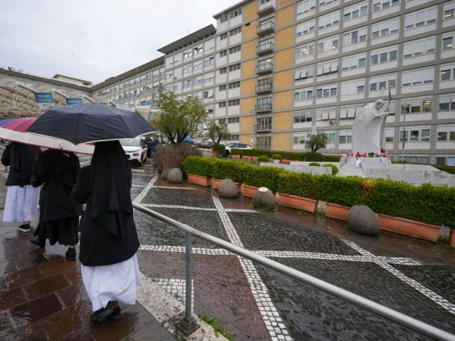 Pápež strávil pokojnú noc a po piatkovom záchvate bronchospazmu odpočíva