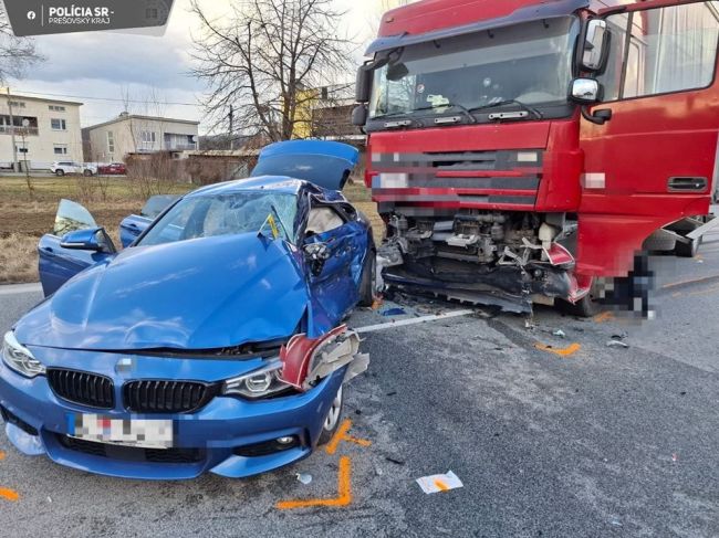 Nehoda osobného vozidla s kamiónom si vyžiadala život 23-ročného muža