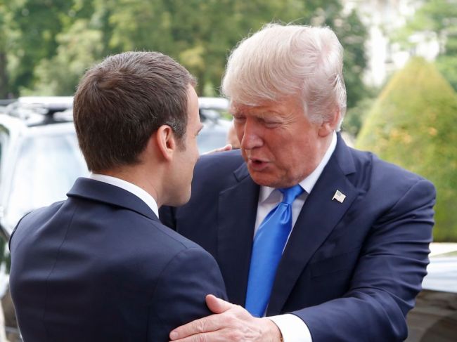 Macron hovoril so Zelenským i Trumpom; v rozhovore vyzval na upokojenie situácie