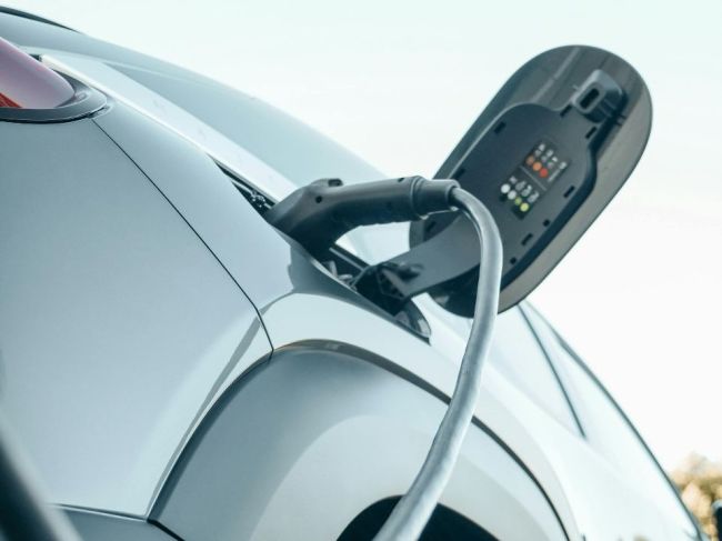 Nemeckých spotrebiteľov odrádzajú od kúpy elektromobilov vysoké ceny