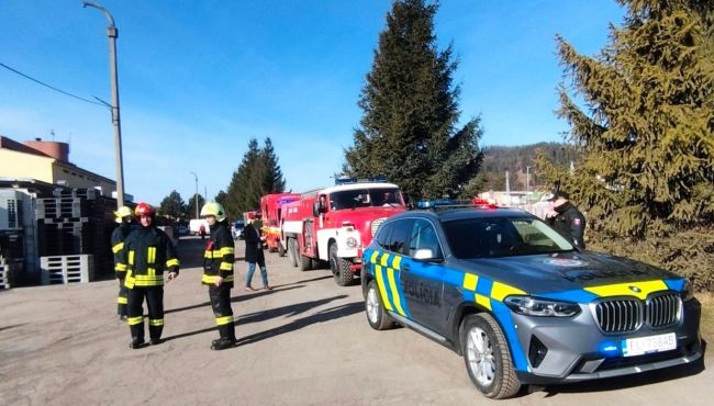 Polícia upozorňuje na únik amoniaku, ľudia by nemali vychádzať von