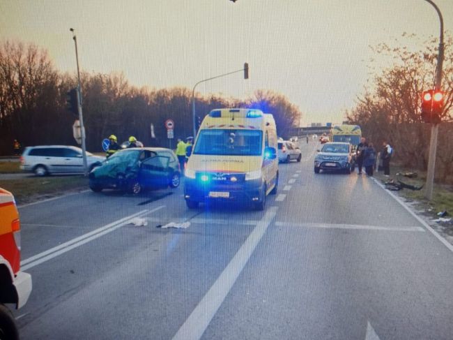 Vážna nehoda na západe: Auto vo vysokej rýchlosti preletelo cez križovtaku