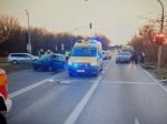 Vážna nehoda na západe: Auto vo vysokej rýchlosti preletelo cez križovtaku