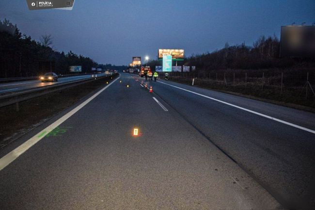 Tragická nehoda: Vodič zrazil chodca a ušiel z miesta nehody