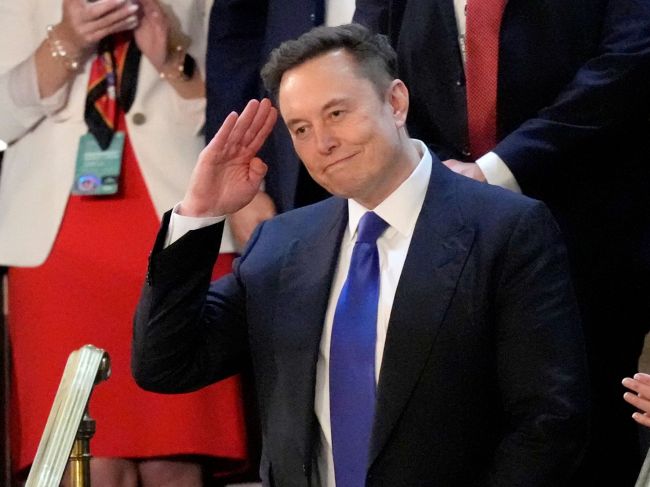 Trump: Musk robí fantastickú prácu, kúpim si novú Teslu, aby som ho podporil