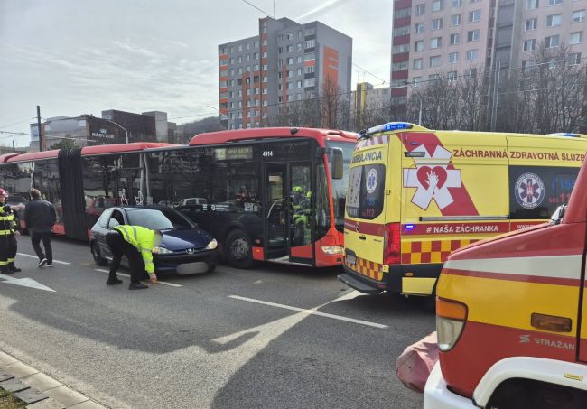 V Bratislave došlo k viacerým nehodám, na mieste zasahovali hasiči