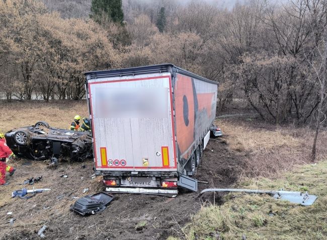 Pri tragickej nehode pod Strečnom zohral rolu alkohol, vodič kamiónu prešiel do protismeru