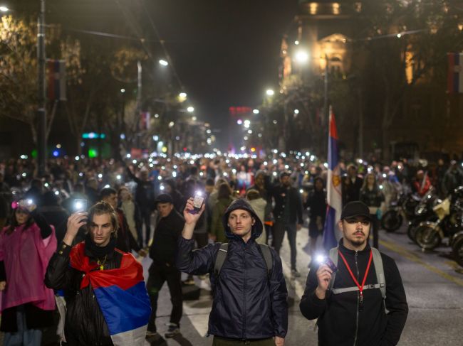 Na proteste proti vláde sa v Belehrade zišlo vyše 100.000 ľudí