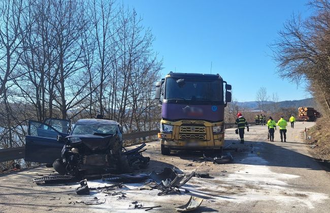 Vážna nehoda osobného a nákladného auta: Cestu museli uzavrieť