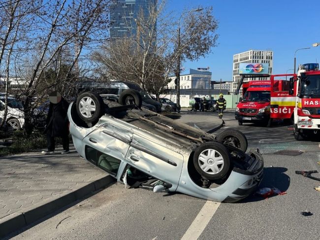 Hrozivá nehoda: Auto sa prevrátilo na strechu