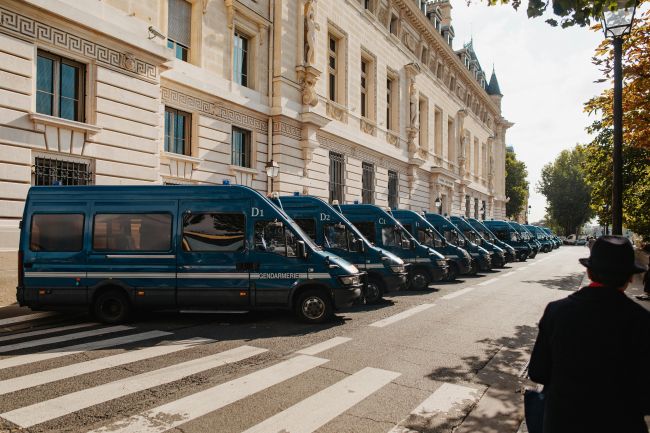 Pri policajnej naháňačke v Paríži utrpelo zranenia 13 ľudí