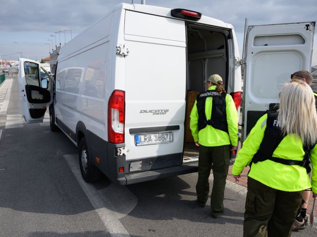 Polícia pre slintačku a krívačku skontrolovala za 12 hodín vyše 4100 vozidiel