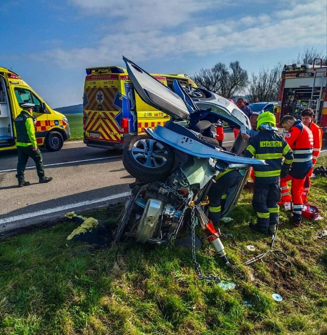 Polícia po zrážke nákladného a osobného auta uzavrela cestu