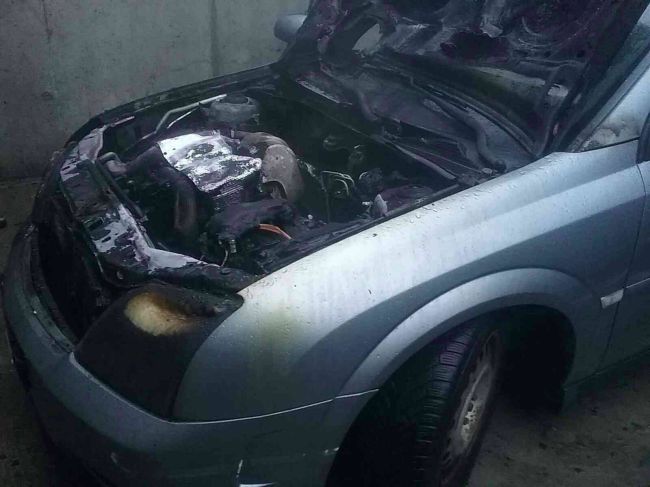Na Ulici A. Bernoláka v Čadci zhorelo osobné auto