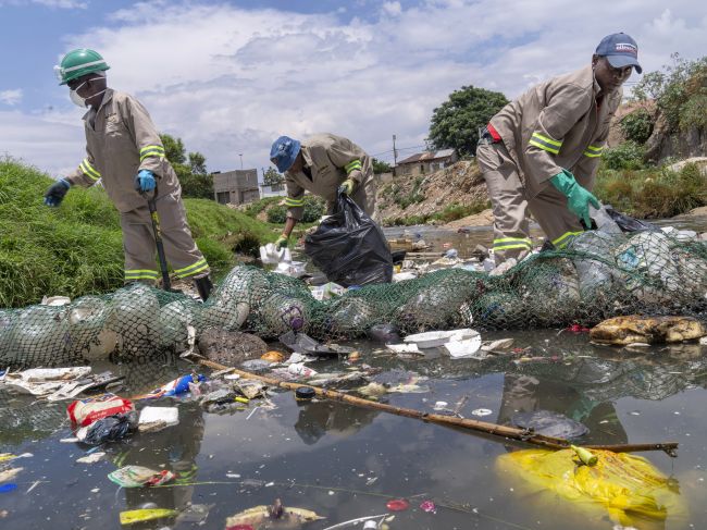 EÚ sa dohodla na nových pravidlách na obmedzenie znečistenia mikroplastmi
