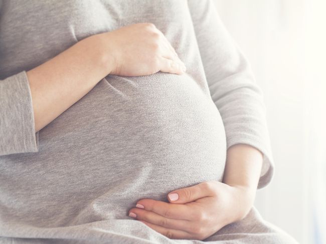Žena porodila cudzie dieťa, na klinike zamenili embryo