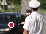 Vodič na sedadle viezol mŕtvu ženu, zastavili ho policajti