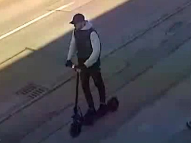 Polícia zisťuje totožnosť kolobežkára, pričinil sa o zranenie