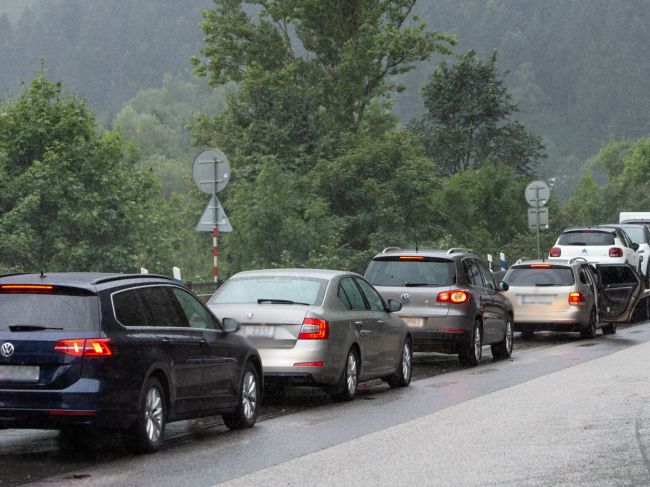 Na viacerých miestach Slovenska sa tvoria kolóny