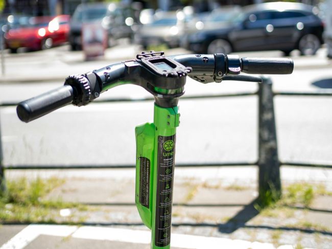 V Prahe asi skončia zdieľané elektrokolobežky, podľa mesta sú s nimi problémy