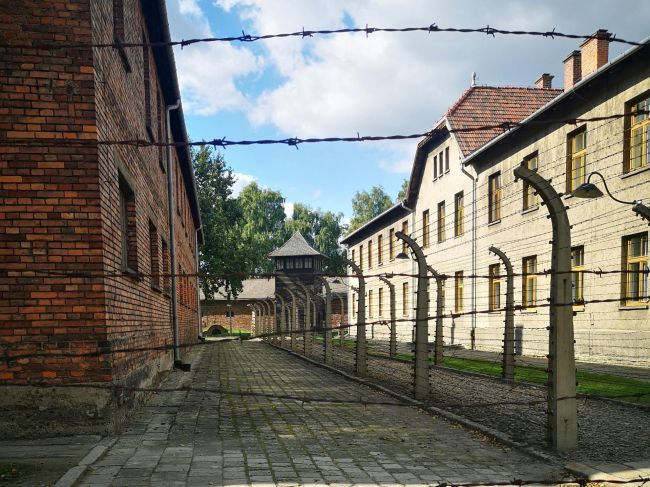 Polícia vyšetruje extrémistické gestá školákov v Auschwitzi