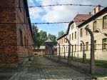 Polícia vyšetruje extrémistické gestá školákov v Auschwitzi