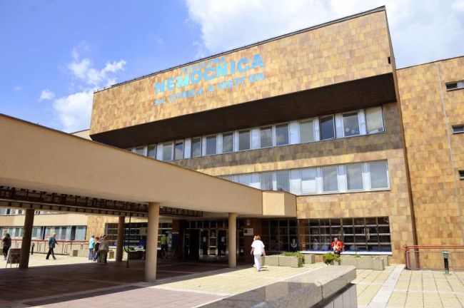 Muž s mečom sa v nemocnici vyhrážal personálu zabitím