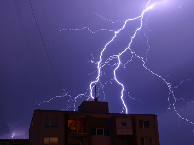 SHMÚ: Skorší nástup tepla znamená aj skorší výskyt búrok, prísť môžu už v utorok